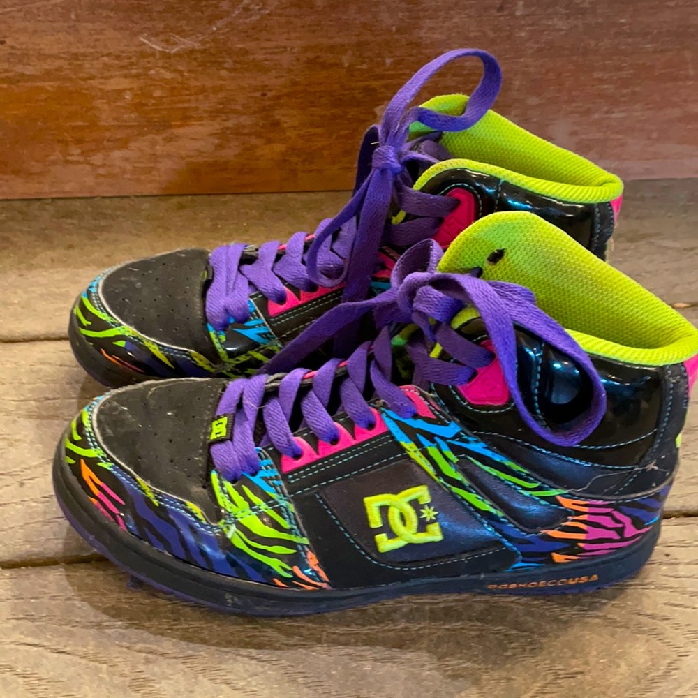 Tennis shoes